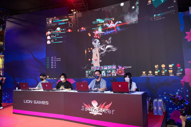 人气网红月希与玩家组队竞速互动。