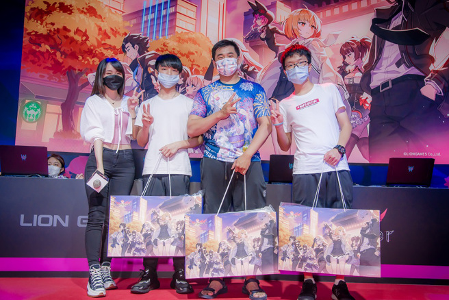 人气网红小馒头与竞速者合影。