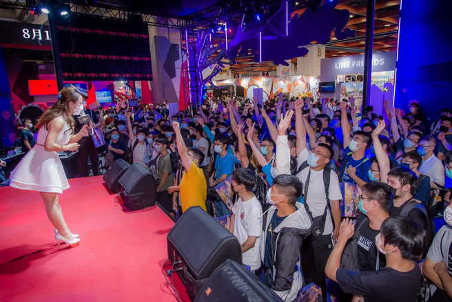 舞台游戏互动人潮。