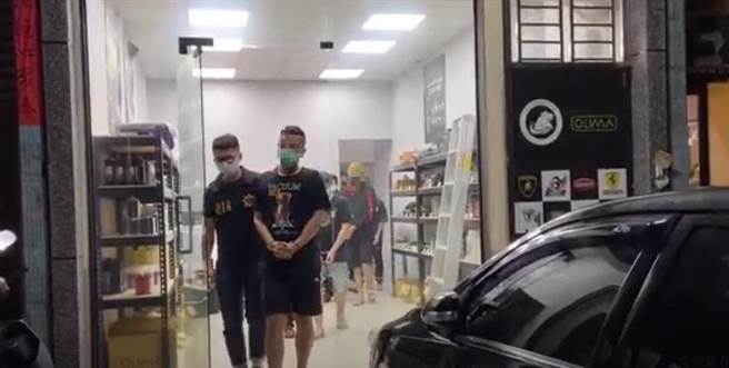 警方于水房据点内查获郭男等5人。（翻摄照片／崔正纲高雄传真）