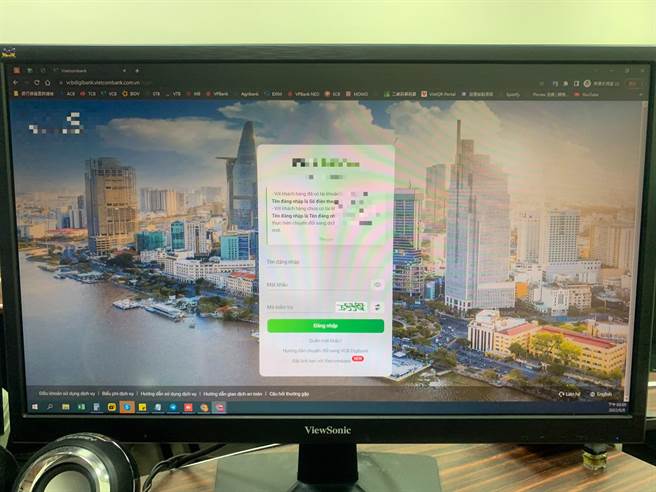 操作转帐画面。（翻摄照片／崔正纲高雄传真）