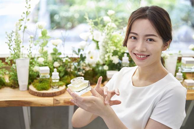 白茶保养系列上市模特儿示范。（伊丽莎白雅顿提供）