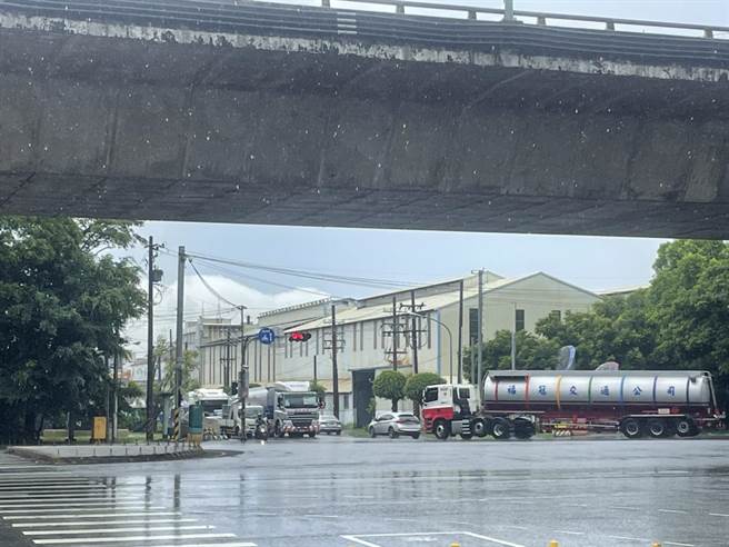 台88大发交流道下大型车辆相当多。（洪靖宜摄）