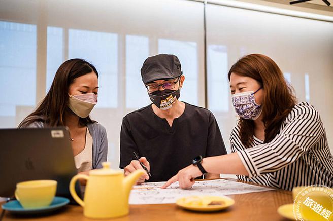 图左至右为LINE台湾贴图团队同仁、「猫爪抓」创作者园丁先生和LINE台湾贴图暨创作者事业部资深总监吕苔君 图片：Line提供