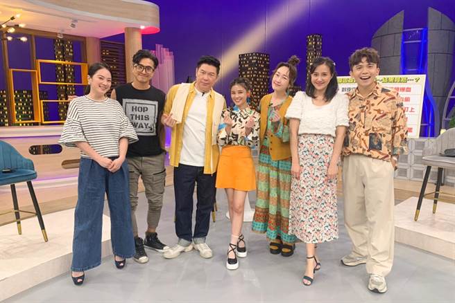 高伊玲（左起）、王少偉、曾國城、宇珊、巴鈺、何妤玟、黃豪平。（衛視中文台提供）