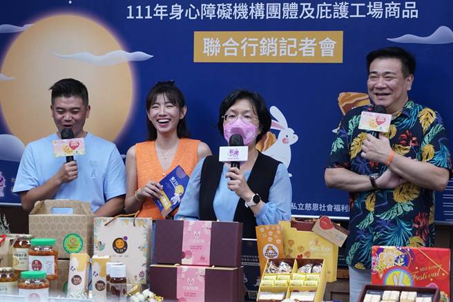 彰化縣長王惠美為推廣縣內身障團體及庇護工場商品，特別找來知名藝人白雲、馬國畢、米可白擔任愛心大使，2日現身縣府直播帶貨，吸引上千網友線上觀看，短短一小時就賣了40萬元的商品。（吳建輝攝）