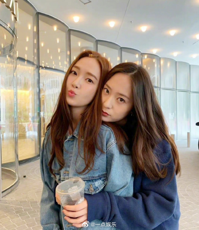 Jessica和妹妹Krystal姊妹情深。（图／翻摄自一点娱乐微博）