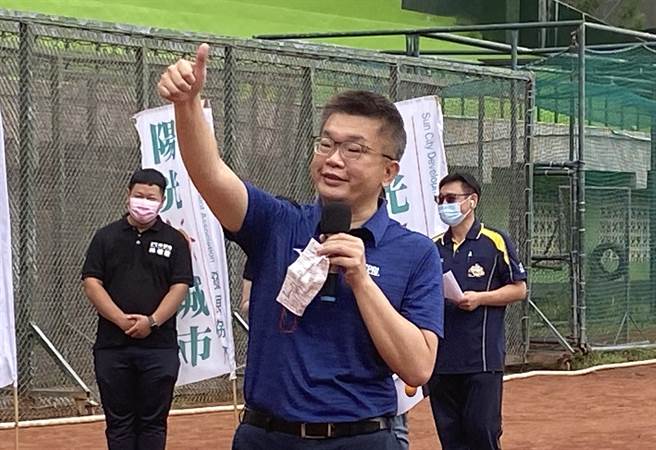 民进党台中市长参选人、立法院副院长蔡其昌提国中小营养午餐免费政见，蓝营议员建议他应在中央争取全国都免费。蔡回应炮打台中市长卢秀燕，事情都推给中央，还要跟中央吵架、对骂。（陈淑芬摄）