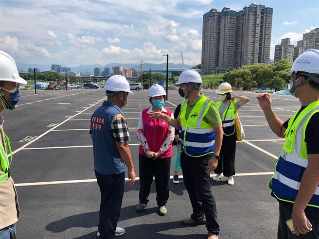 陈锦锭上周邀集高滩处等单位，前往追风停车场会勘。（陈锦锭提供／李奇叡新北传真）