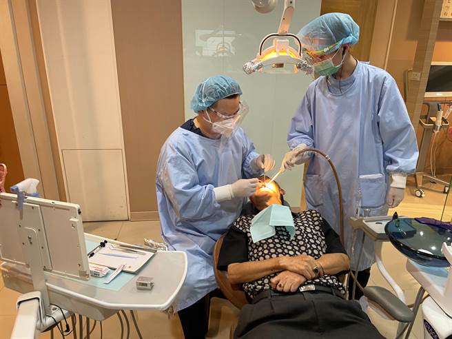 新北市卫生局认为，照护长者牙齿健康重点在于「保住真牙」、「补助弱势」，才是真正照护长者口腔健康最实际的做法。（新北市卫生局提供）