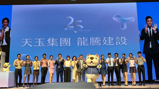 南部建商天玉集团龙腾建设成立25周年，近日宣布邀请协力厂商携手捐赠200万提供高雄市消防局搜救犬驯养中心、台湾精英国际搜救协会、台湾导盲犬协会及社团法人臺南市徐园长护生协会等4个团体。（柯宗纬摄）