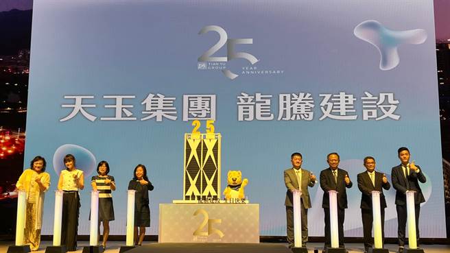 南部建商天玉集团龙腾建设成立25周年，近日宣布邀请协力厂商携手捐赠200万提供高雄市消防局搜救犬驯养中心、台湾精英国际搜救协会、台湾导盲犬协会及社团法人臺南市徐园长护生协会等4个团体。（柯宗纬摄）