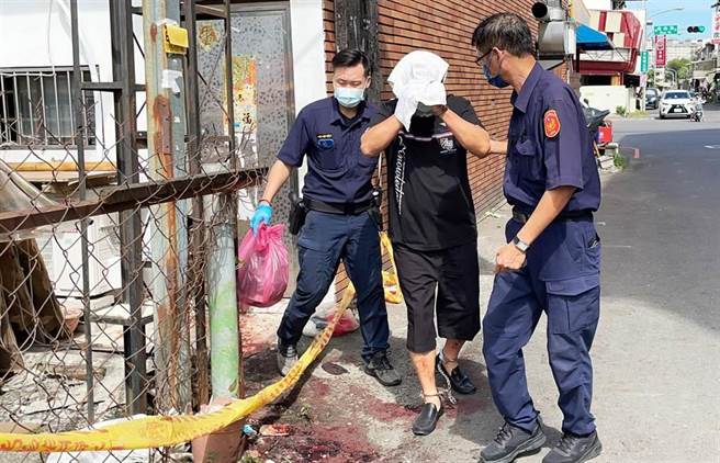 屏东市65岁陈姓男子（黑衣者）与同栋邻居沈姓男子长期不睦，陈男以铁槌、空心砖砸死沈男，一审依杀人罪判陈男14年6月，高雄高分院2日宣判，驳回陈男上诉，维持原刑度。（本报资料照片）