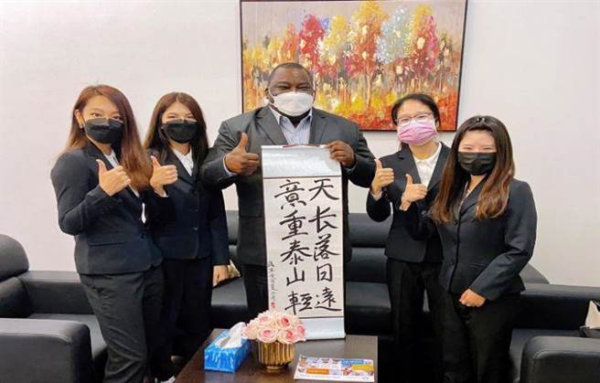 中华大学观光学院硕士班4名学生，前往阿拉伯联合大公国的阿吉曼旅馆实习，姊妹校阿吉曼大学管理学院院长热情接待。（中华大学提供／王惠慧新竹传真）