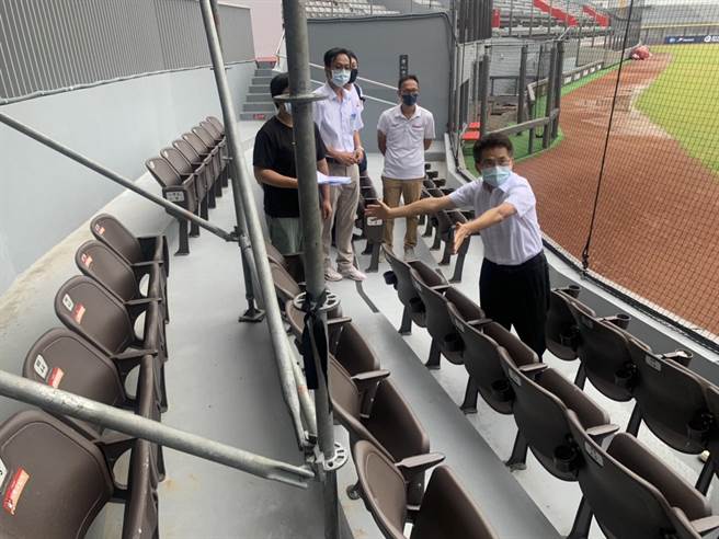 新竹市政府2日与龙来球场公司邀集负责转播的媒体单位，实地走访球场内部及观眾席，确认固定式转播平台的设置位置。（新竹市政府提供／陈育贤新竹传真）