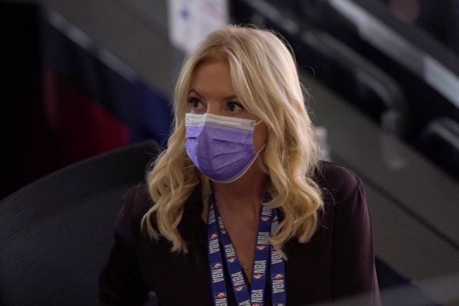 湖人老板珍妮巴斯的推特帐号遭到骇客入侵，闹出笑话。（美联社资料照）