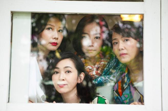 舞台剧「四姊妹」由丁寧（左起）、蔡灿得、范瑞君、谢汶锜主演，描述自父母过世后，鲜少团聚的4姊妹于母亲忌日相约，睽违数年后在一间山中的民宿重聚。（图/ 中央社）