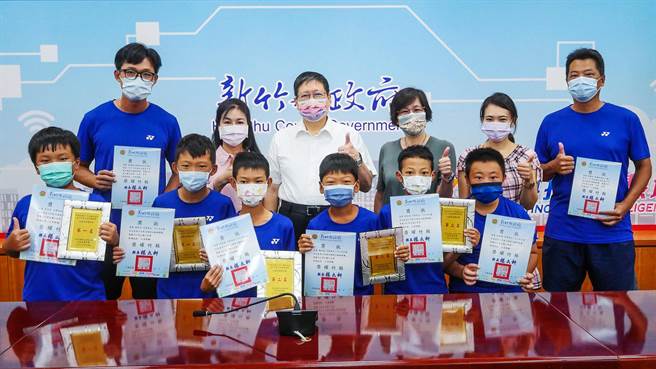 全国自由杯青少年软式网球分龄锦标赛，竹仁国小6名选手在U10岁级男双打赛包办金银铜，创队史最佳成绩，县长杨文科（中）颁奖表扬。（罗浚滨摄）