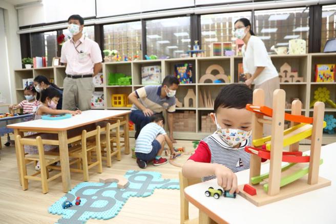 中華電信規劃設置「職場互助教保服務中心」，2日落成啟用，打造友善職場環境。
（圖/ 中央社）