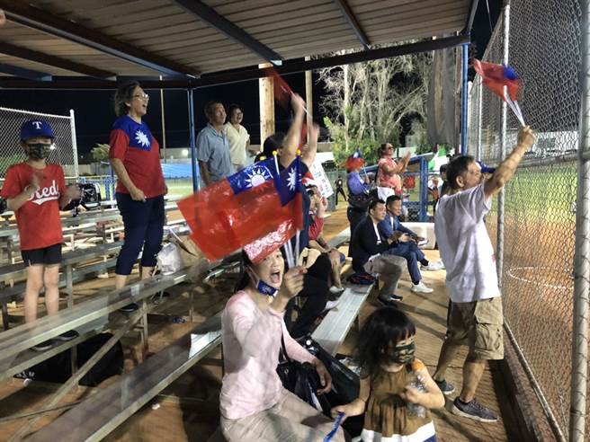 当地侨胞每场都到场替高雄小将加油。（高市教育局提供／袁庭尧高雄传真）