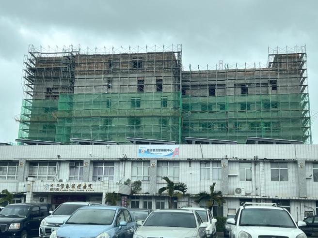 部立恆春旅遊醫院新的醫療大樓2日舉行上梁典禮，為地上8樓建物，擴增急性一般病床、加護病床、洗腎病床、安寧病房外，同時預計增加核磁共振、心導管儀與高壓氧艙等檢查醫療設備，滿足恆春半島及旅遊民眾醫療需求。（圖/ 中央社）