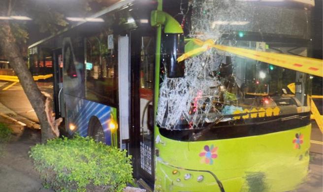 台北市北投区天母北路1日深夜发生公车自撞路树事件，幸好61岁黄姓驾驶和车上2名乘客均未受伤，警方获报到场初步排除酒驾。（图/ 中央社）