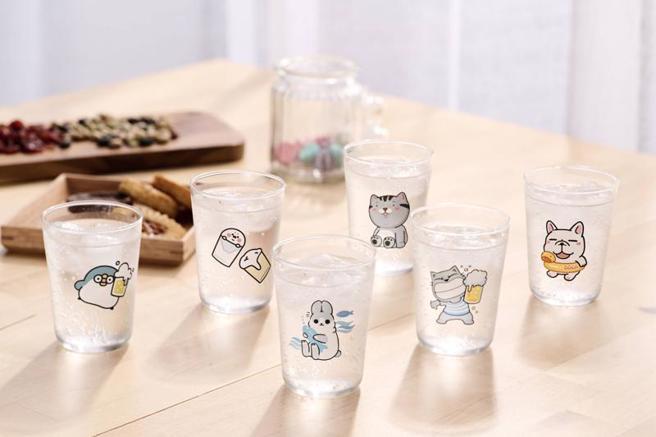 迎接2022文博会，高雄市政府推出印有6款LINE人气贴图角色图案的文博会限定「聊疗杯」，5日起将于「高雄币平台」开卖。（图/ 中央社）