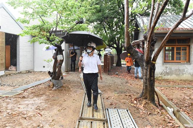 代理市长陈章贤2日到现场，了解将军村二期工程修復情况。（新竹市政府提供／王惠慧新竹传真）