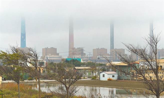 管制空污问题，台中市环保局制定「台中市重大空气污染管制自治条例草案」，今天经市政会议通过。图为台中火力发电厂。(资料照片)