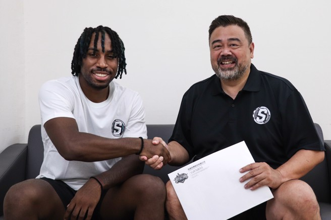 高雄鋼鐵人與外籍新人張傑偉完成簽約。(高雄鋼鐵人提供)