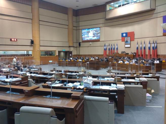 基隆市議會2日進行基隆捷運規畫相關報告，基隆市長林右昌表示，目前基隆市負擔的建造經費17.7億元，並不會排擠原本的財政支出。（張志康攝）