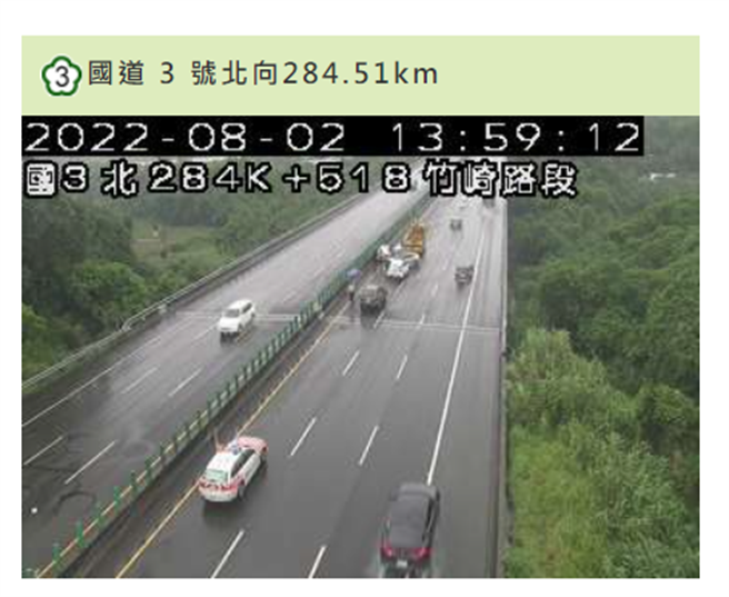 国道3号北上284.4公里处，今中午1点50多分传出4辆车追撞事故。（读者提供∕吕妍庭嘉义传真）