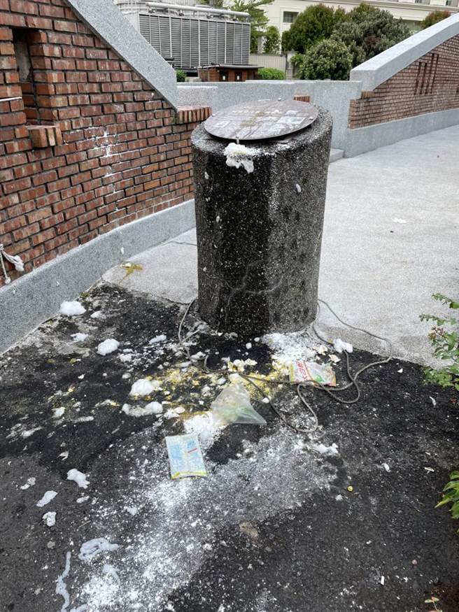 宜蘭縣蘇澳鎮的「阿里史冷泉」昨晚11時許，在大眾池入口處側邊，遭到一群慶生的青少年蓄意破壞，滿地的麵粉、雞蛋、奶油等，髒亂不堪、慘不忍睹。（民眾提供／吳佩蓉宜蘭傳真）
