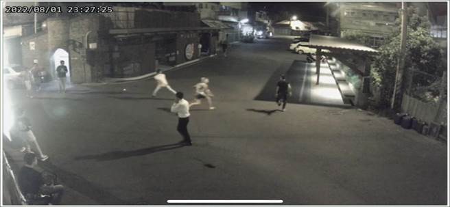 宜蘭縣蘇澳鎮的「阿里史冷泉」昨晚11時許，在大眾池入口處側邊，遭到一群慶生的青少年蓄意破壞，滿地的麵粉、雞蛋、奶油等，髒亂不堪、慘不忍睹。（蘇澳鎮公所提供／吳佩蓉宜蘭傳真）