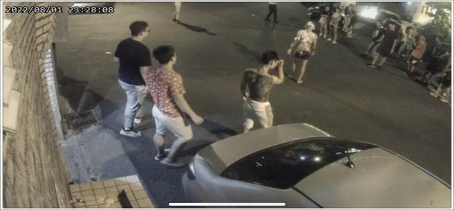 宜蘭縣蘇澳鎮的「阿里史冷泉」昨晚11時許，在大眾池入口處側邊，遭到一群慶生的青少年蓄意破壞，滿地的麵粉、雞蛋、奶油等，髒亂不堪、慘不忍睹。（蘇澳鎮公所提供／吳佩蓉宜蘭傳真）