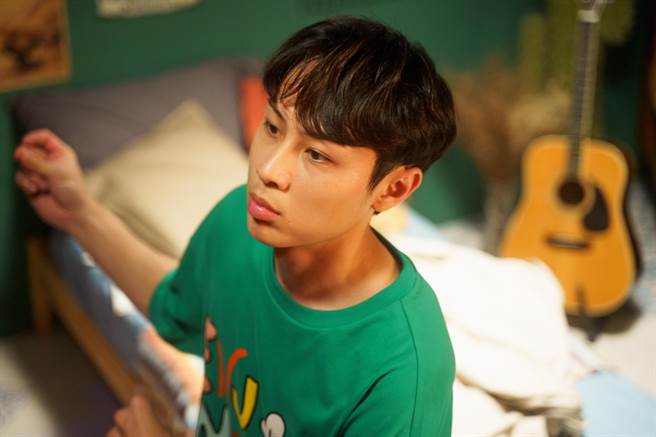 顏佑庭发行首支音乐〈归刚欸〉，特地向已逝爷爷掷筊。（顏佑庭提供）