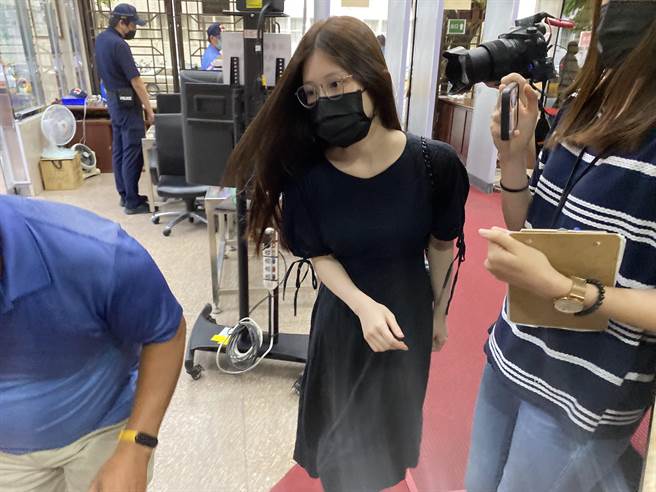 艺人鸡排妹郑采匀出庭应讯。林伟信摄