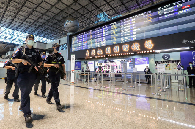 美国联邦眾议院议长裴洛西访台前夕，桃机公司接获恐吓信，表示将「放3枚爆裂物」，航警局获报后，立即组成专案小组追查恐吓信件来源，桃机公司与航警局也派出保全人员与员警，在桃机公共区域加强不明物检查搜索，航警局特警也荷枪实弹巡逻。（陈麒全摄）