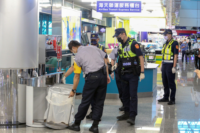 美国联邦眾议院议长裴洛西访台前夕，桃机公司接获恐吓信，表示将「放3枚爆裂物」，航警局获报后，立即组成专案小组追查恐吓信件来源，桃机公司与航警局也派出保全人员与员警，在桃机公共区域加强不明物检查搜索，航警局特警也荷枪实弹巡逻。（陈麒全摄）