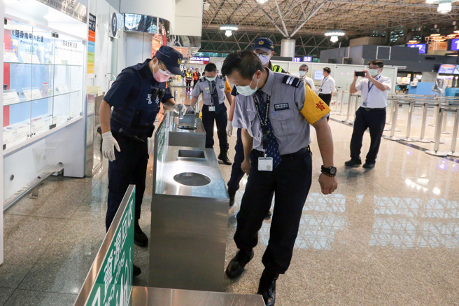 美国联邦眾议院议长裴洛西访台前夕，桃机公司接获恐吓信，表示将「放3枚爆裂物」，航警局获报后，立即组成专案小组追查恐吓信件来源，桃机公司与航警局也派出保全人员与员警，在桃机公共区域加强不明物检查搜索，航警局特警也荷枪实弹巡逻。（陈麒全摄）