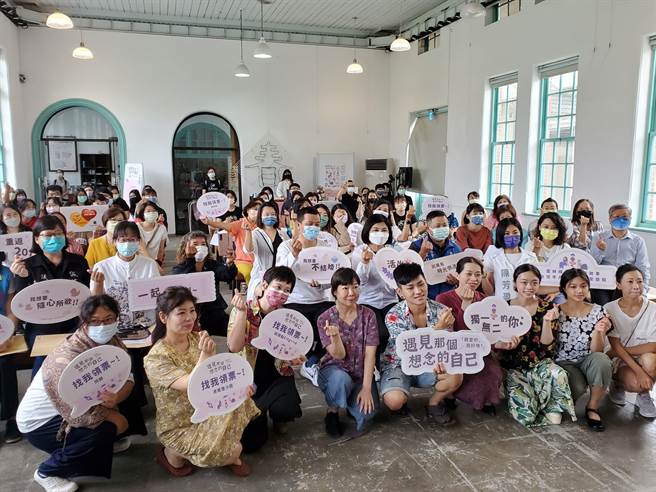 雲林縣府社會處運用公益彩券補助委託雲林縣婦女保護會推動創新在地化的婦女福利服務方案，今（2日）起舉辦《遇見那個想念的自己》舞台劇，將巡迴演出4場。（周麗蘭攝）