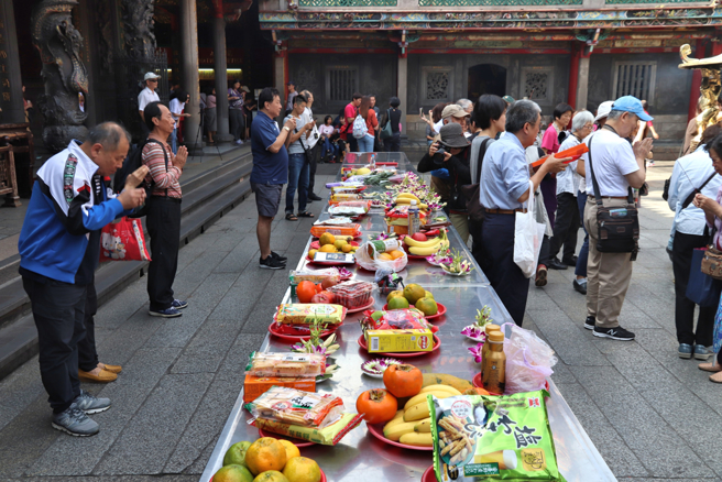 想补财库，可以买好新钱包与供品在8/12去拜地官大帝，或是8/12、8/23选一天启用新钱包。图为拜拜示意图。(达志提供)