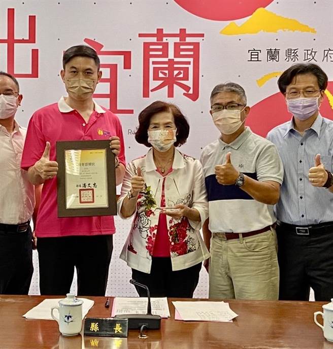 宜兰县长林姿妙（中）回应，忍气吞声只会让有心人得寸进尺，不实的指控已经诉诸法律的行动，县府跟同仁也都依法行政，皆在合情合理合法范围内。 （吴佩蓉摄）