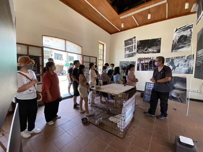 台湾动物平权促进会在云林县台西乡举办「海口黑狗兄影像展」，传授人与浪犬如何相处要诀。（张朝欣摄）