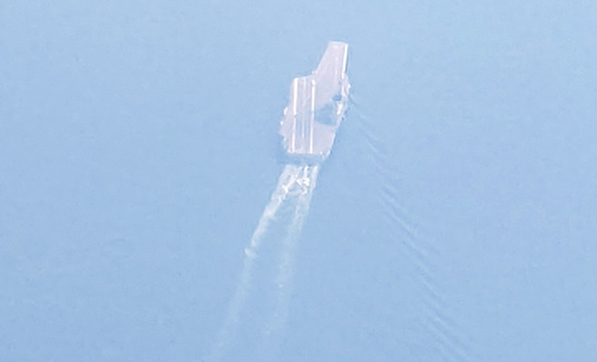 大陸2艘航艦出港，南北監控美軍動態，部署位置曝光，圖為山東號航艦過去現身金門外海時被民眾捕捉到身影。(中時資料庫)