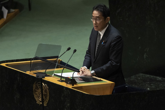 岸田親赴會場用英語發表演說，提出呼籲邁向「無核武世界」的行動方案。（圖/美聯社）