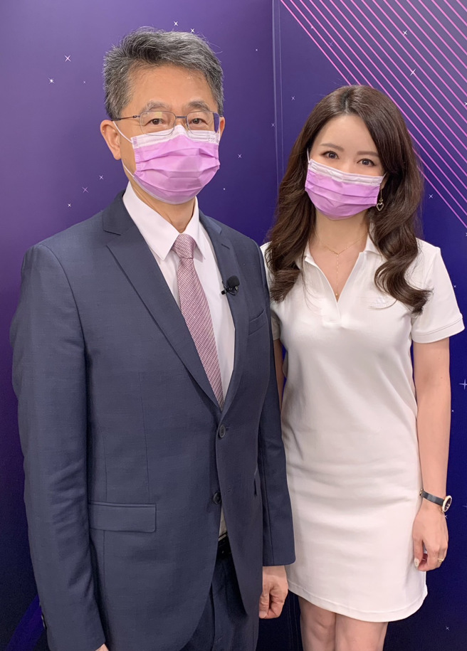 台湾运彩总经理林博泰(左)上时来运转节目，与主持人尉迟佩玉(右)谈运彩眉角。(林胜发摄)