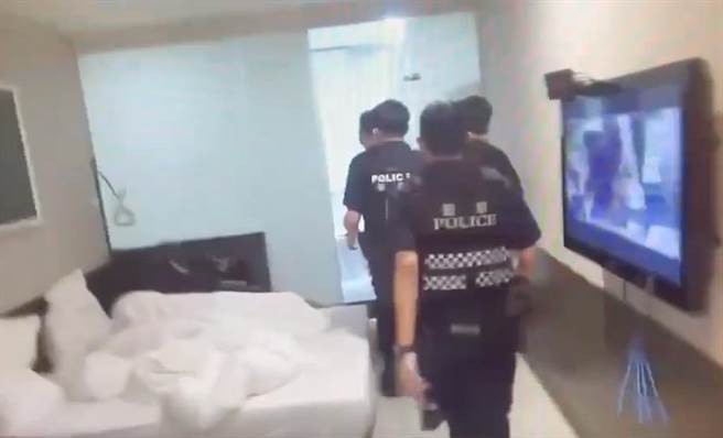 警方衝入屋内逮捕诈骗集团成员。（翻摄画面）