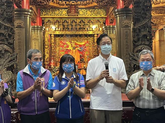 国民党桃园市长参选人张善政2日到福隆巖参拜，怒呛林智坚，不去台大面对学术伦理审定委员会，反倒在外面一直放话，这才是乱源。（陈梦茹摄）