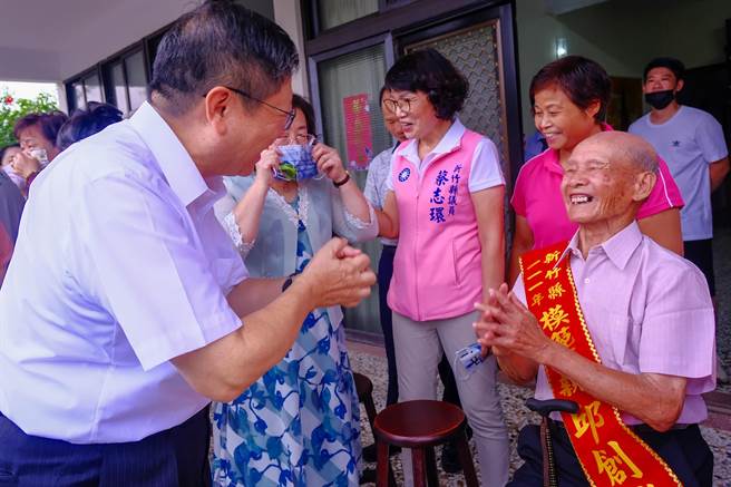 竹北市模范父亲邱创业（右），笑容满面相迎县长杨文科（左）来访。（罗浚滨摄）